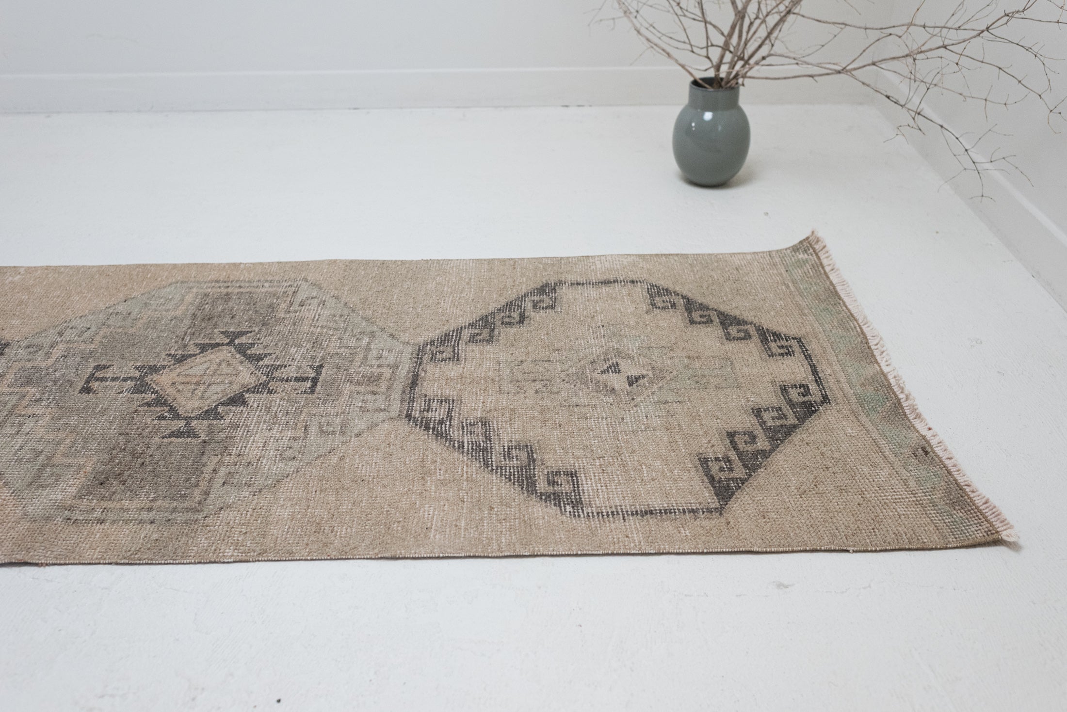 2&#39;7 x 11&#39;0 | Beautiful Vintage Runner | R-3317