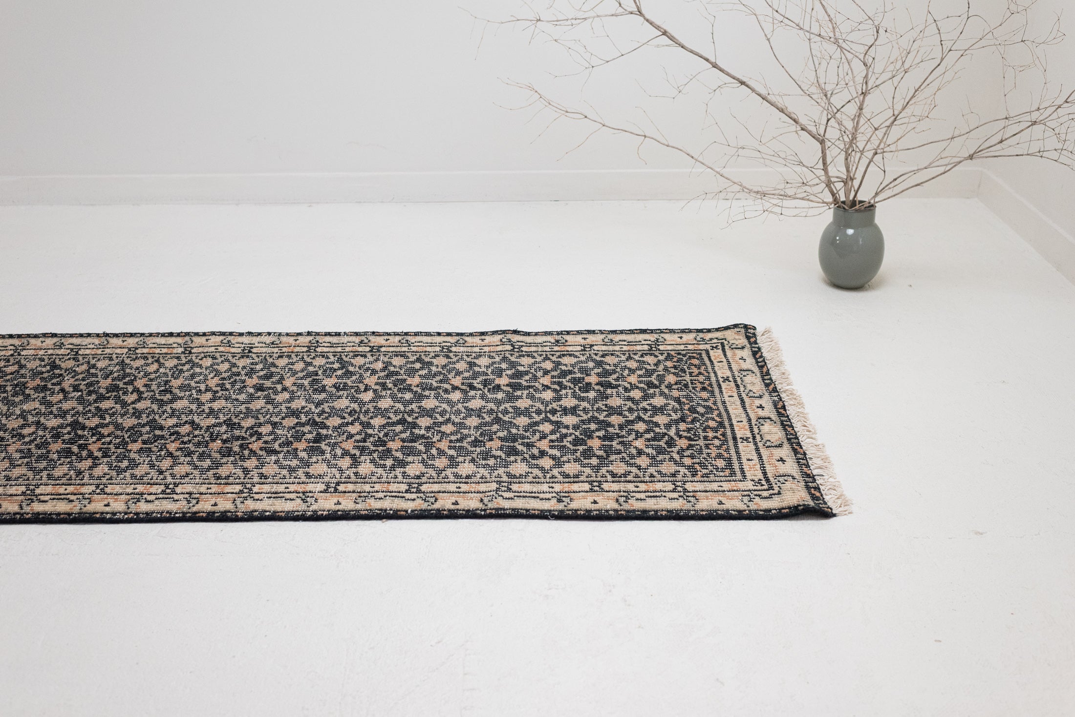 2&#39;5 x 8&#39;0 | Skinny Frances Runner | R-3264