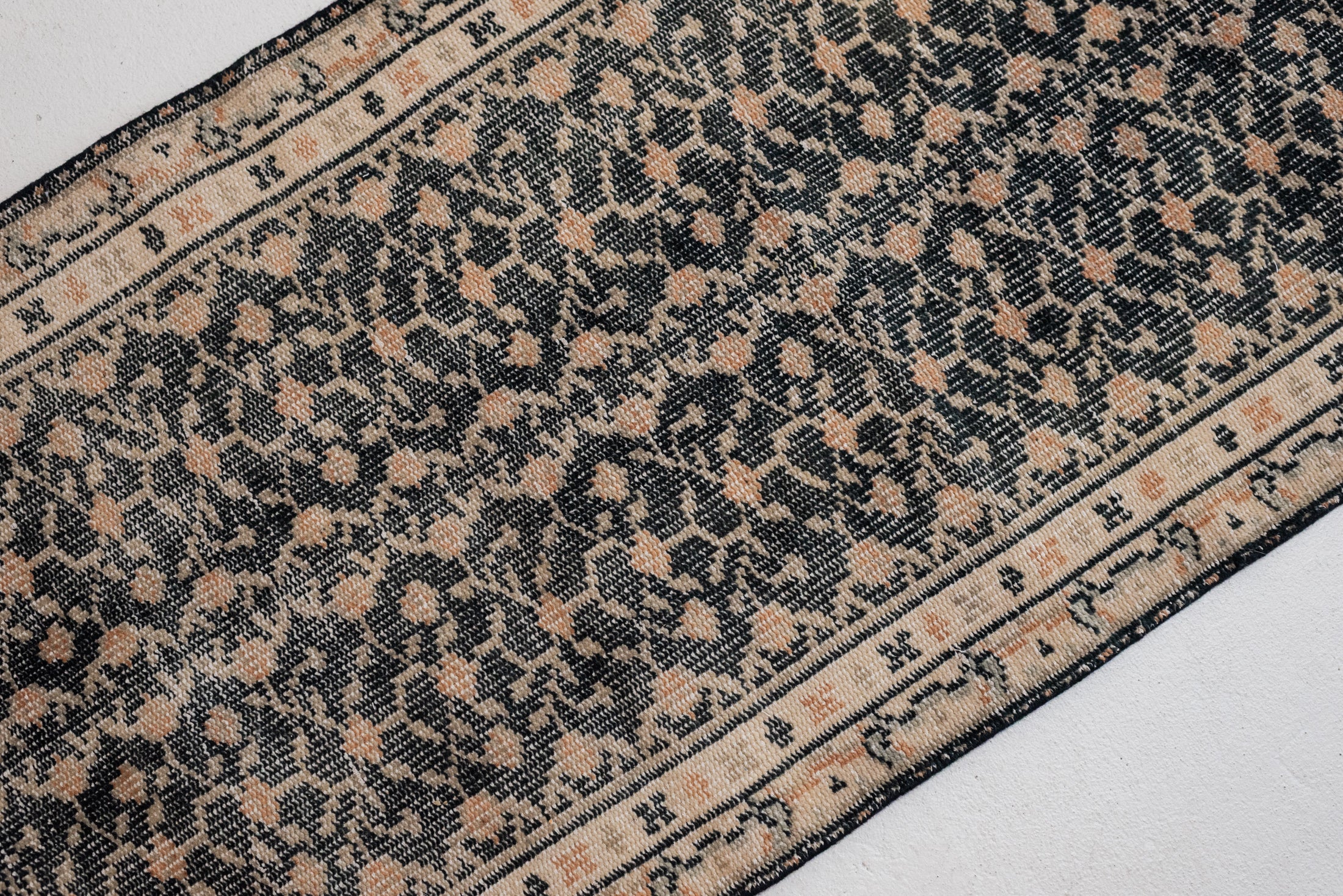 2&#39;8 x 10&#39;0 | Frances Runner | R-3263