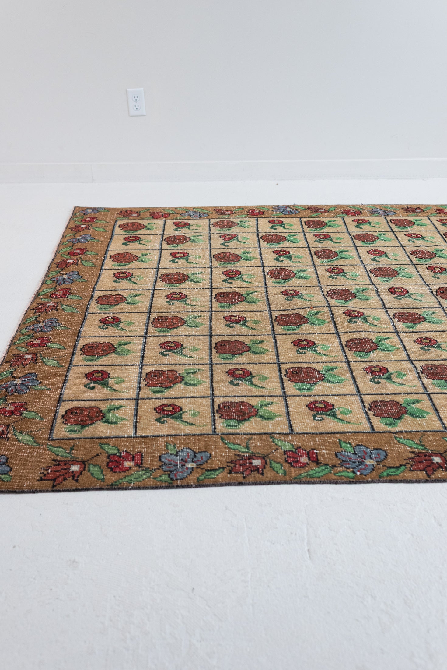 5&#39;8 x 8&#39;9 | Large Rose Rug | C-3310