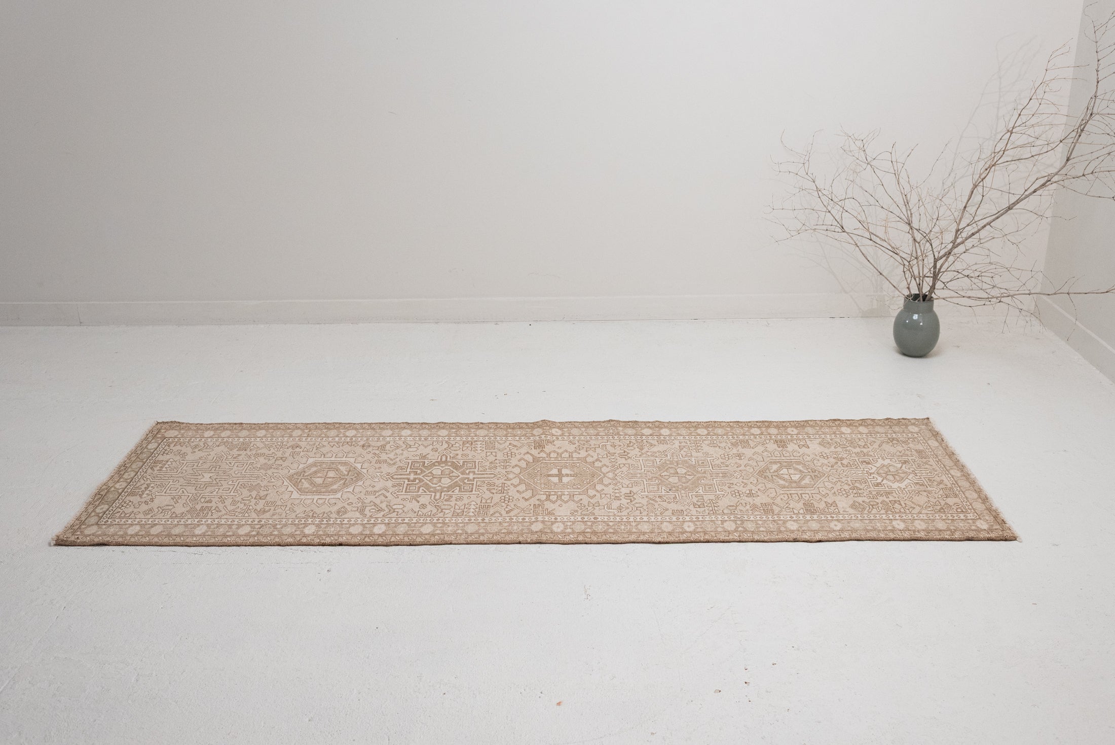 2&#39;5 x 7&#39;9 | Classic Vintage Neutral Runner | CE-R-3336