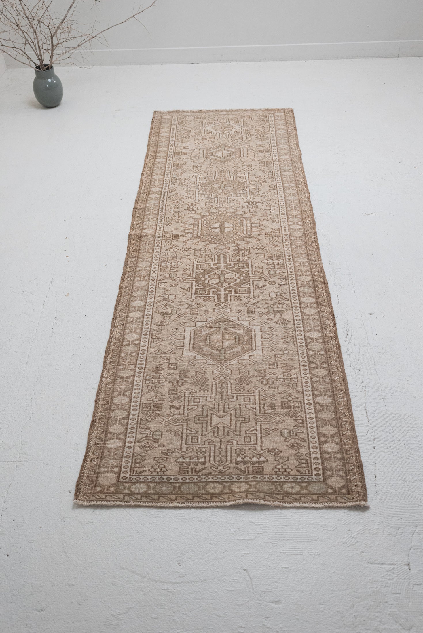 2&#39;5 x 7&#39;9 | Classic Vintage Neutral Runner | CE-R-3336