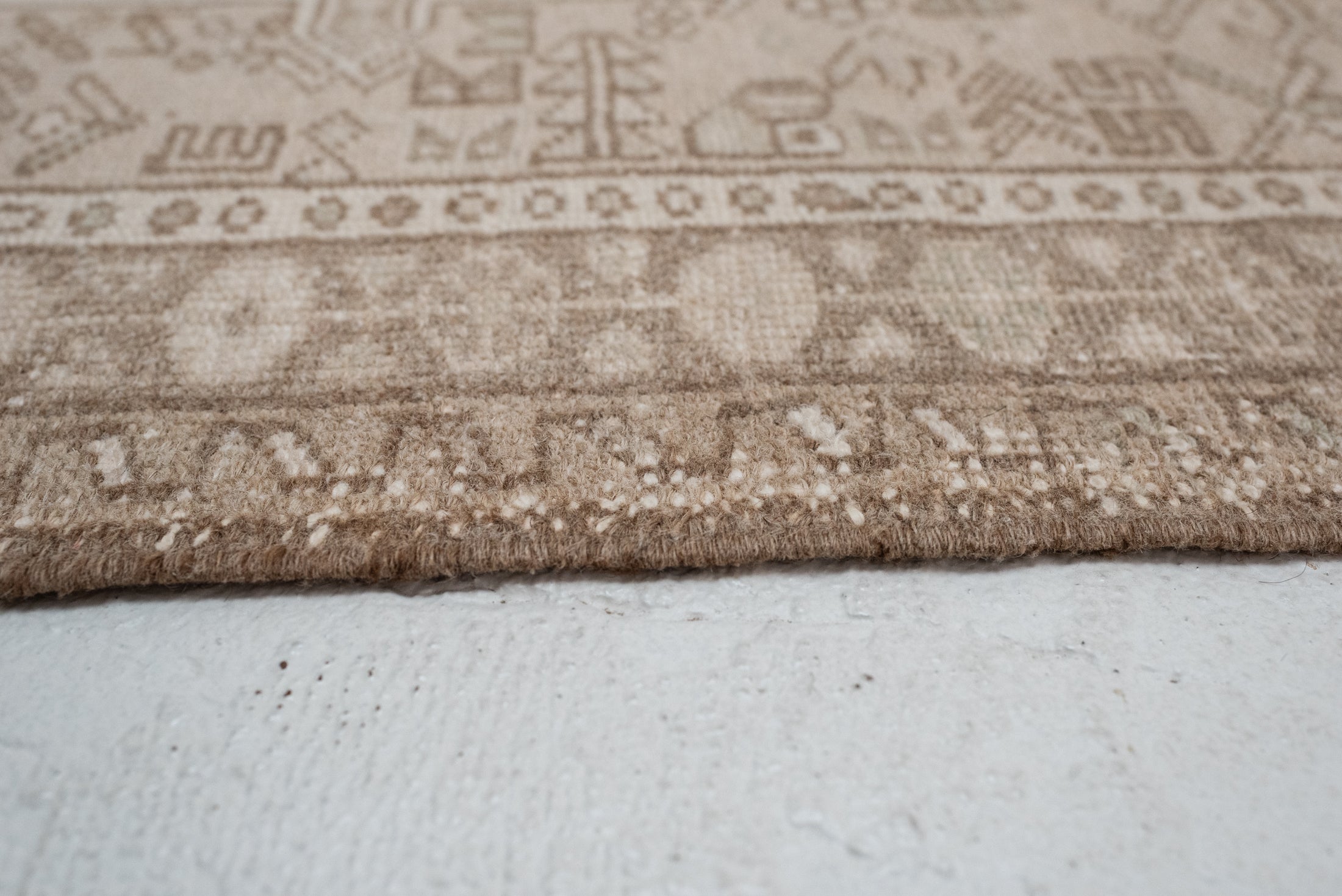 2&#39;5 x 7&#39;9 | Classic Vintage Neutral Runner | CE-R-3336