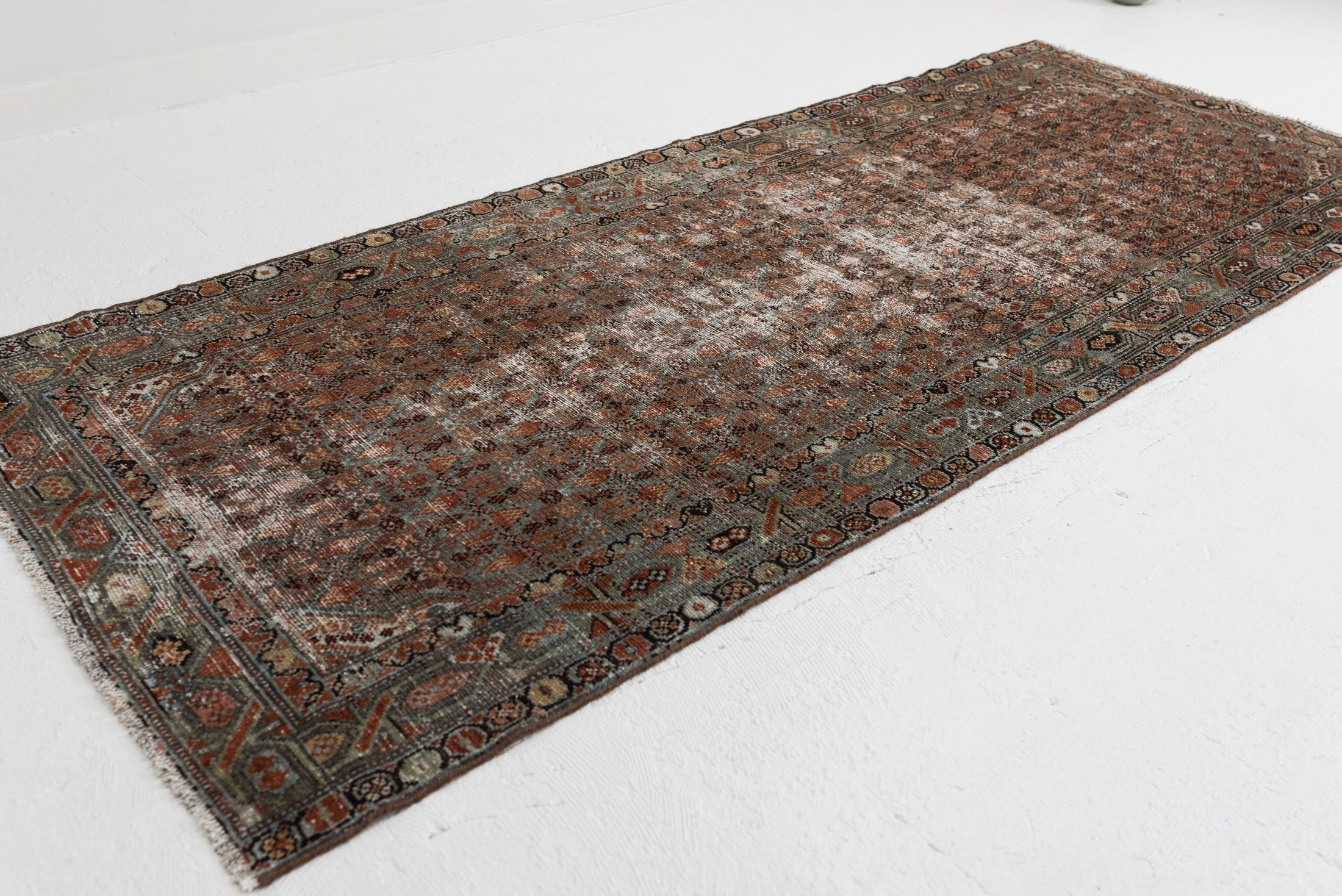 3&#39;3 x 7&#39;10 | Beautifully Distressed Vintage Runner R-2911