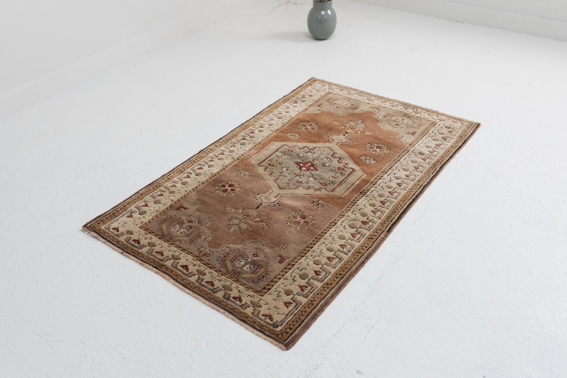 2&#39;7 x 4&#39;3 | 1940s Small Vintage Rug | CE-W-2835