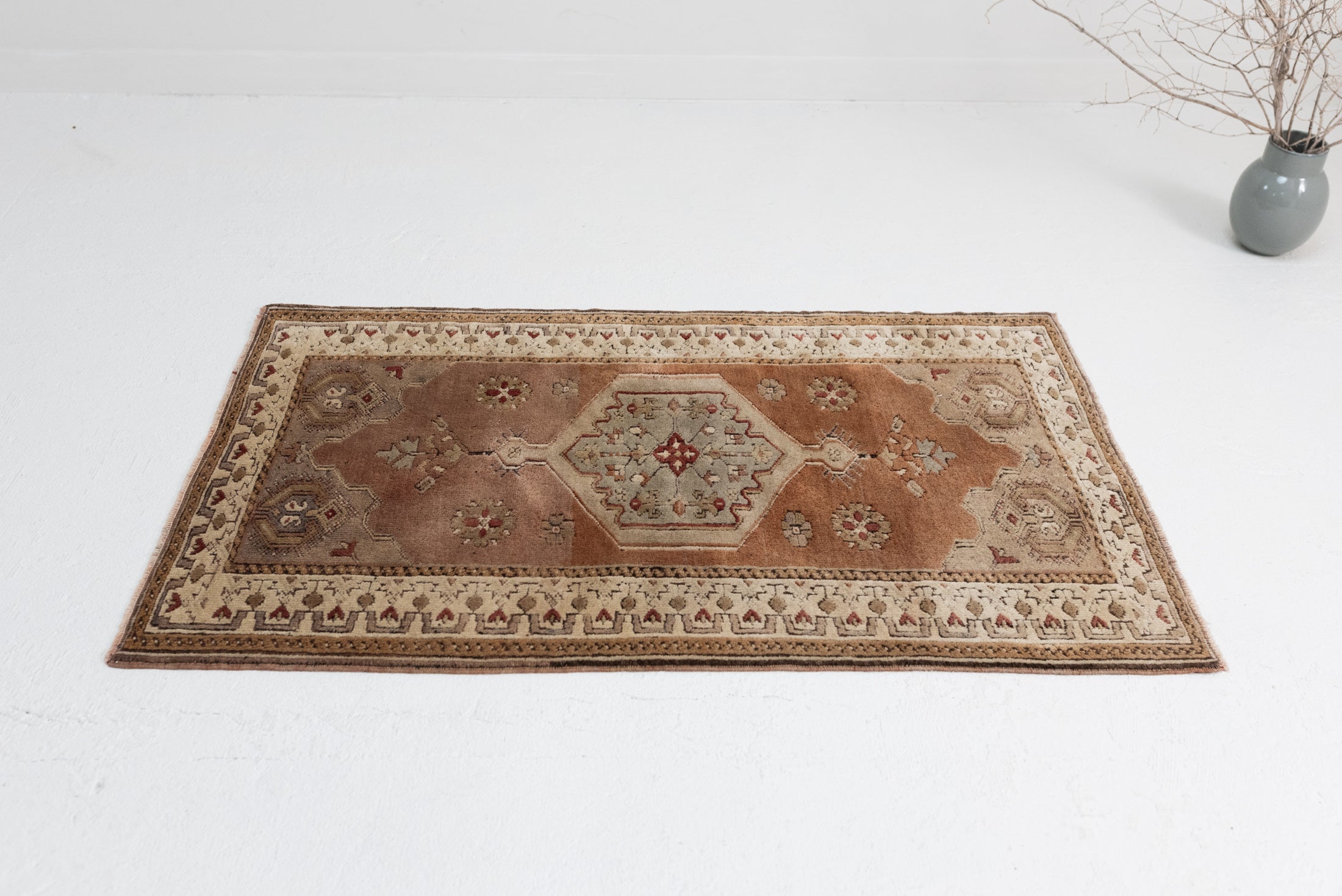 2&#39;7 x 4&#39;3 | 1940s Small Vintage Rug | CE-W-2835