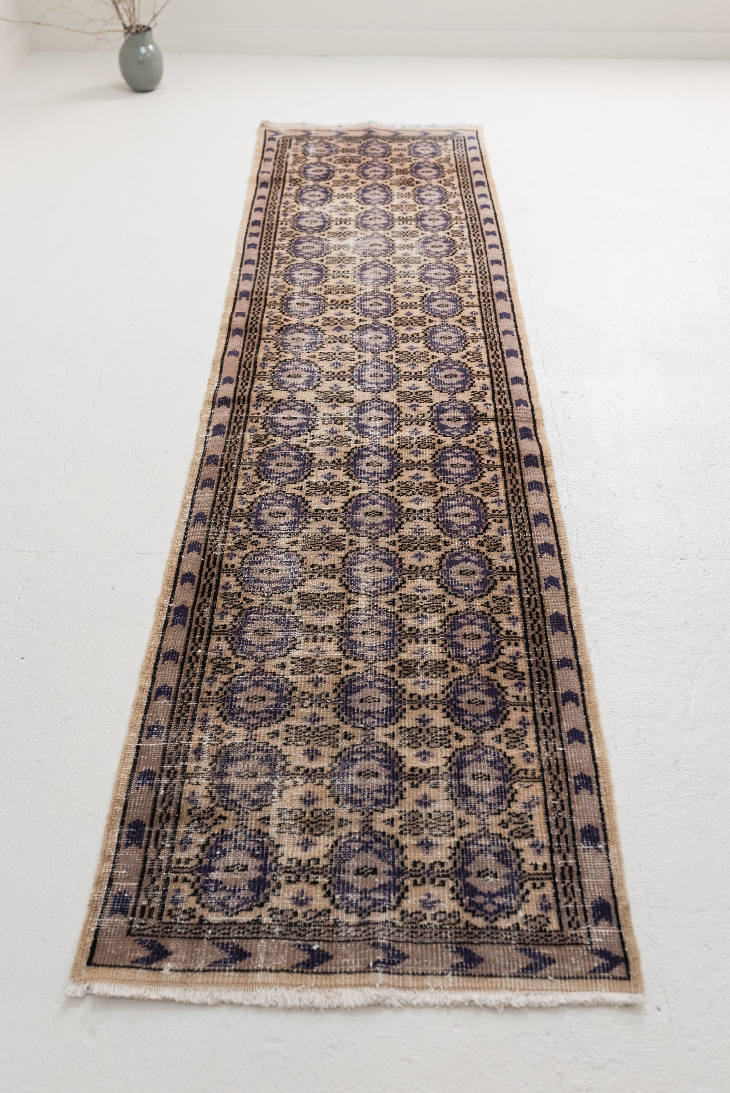 2&#39;5 x 9&#39;10 | Vintage Runner | R-2924