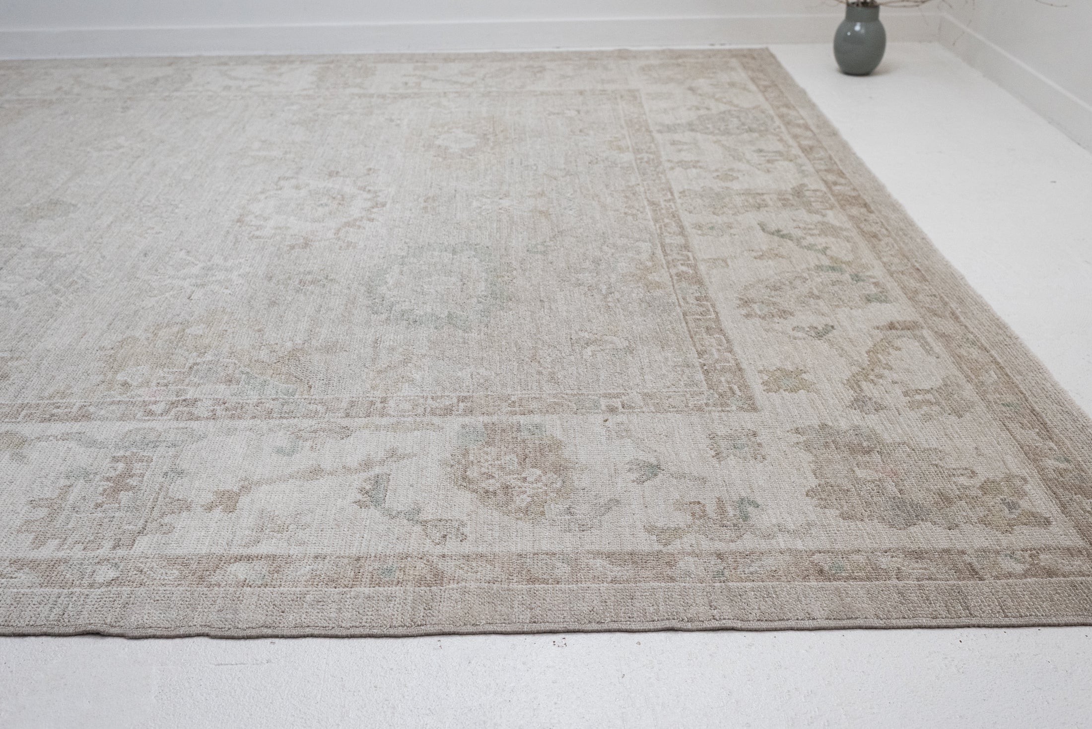 9&#39;6 x 12&#39;4 | Modern Neutral Oushak | CE-L-3398