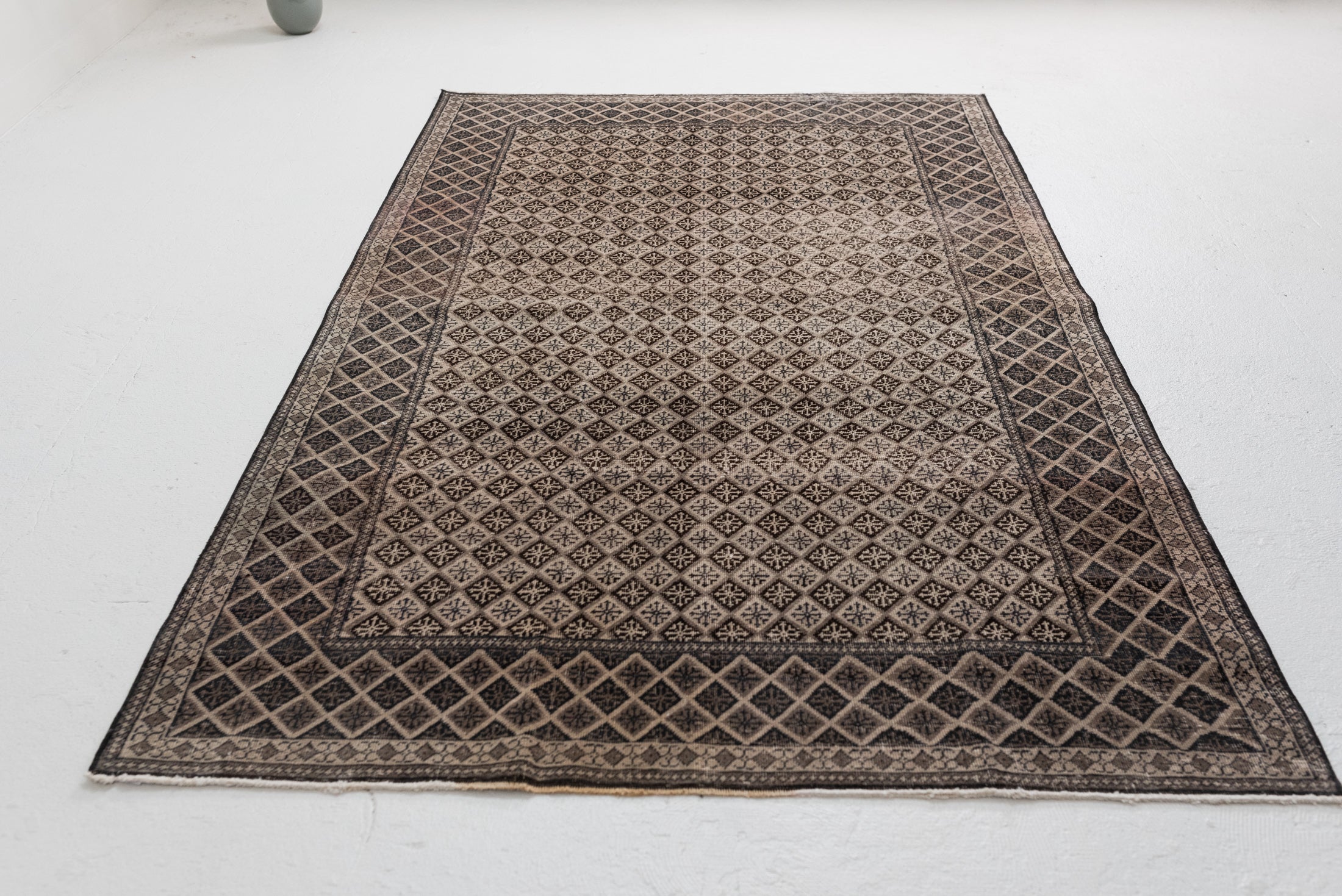 4&#39;8 x 7&#39;5 | Brown Checkered Vintage Rug | N-2919