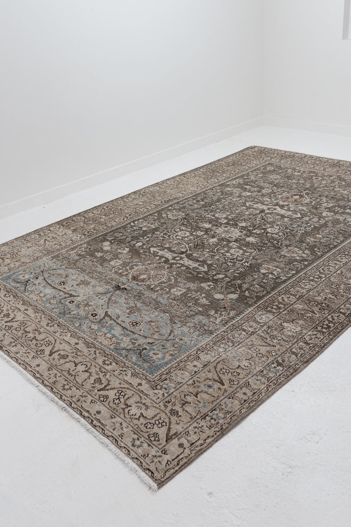 7&#39;0 x 10&#39;4 | Large Gray Tabriz | Designers V-2926