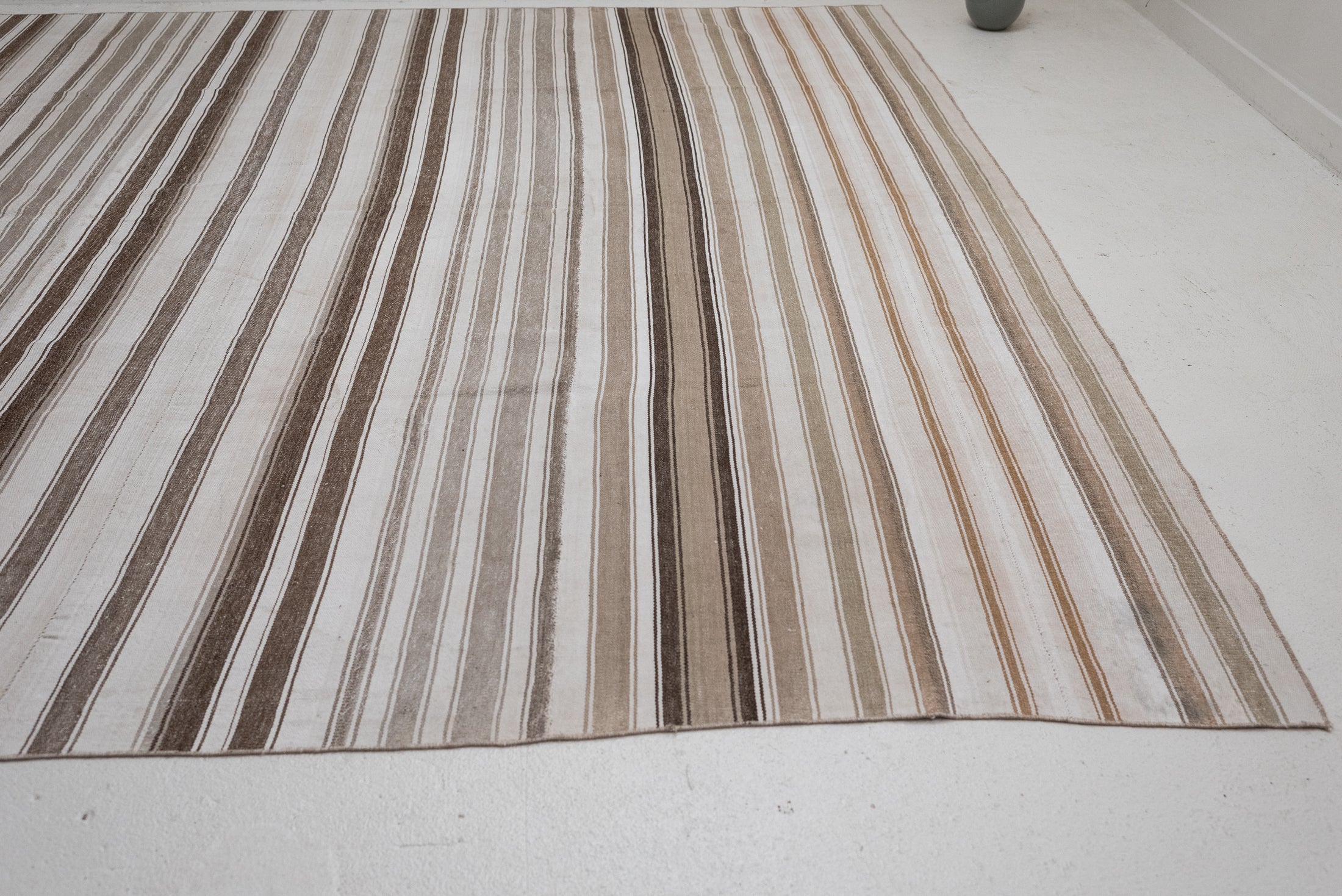 9&#39;0 x 11&#39;8 | Extra Large Stripped Kilim | CE-L-3416