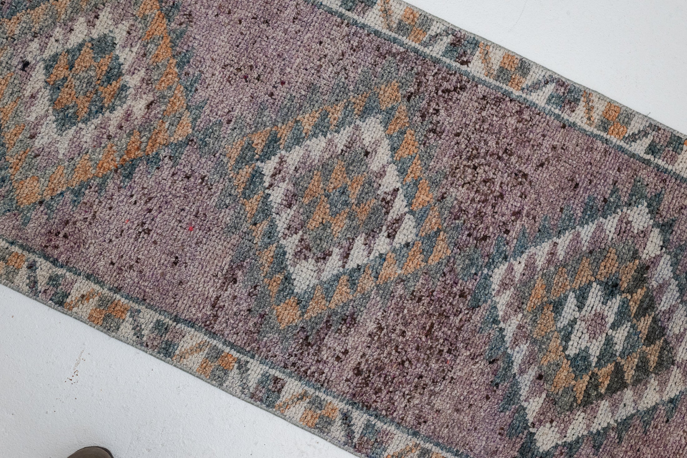 2&#39;8 x 10&#39;11 | R-3516