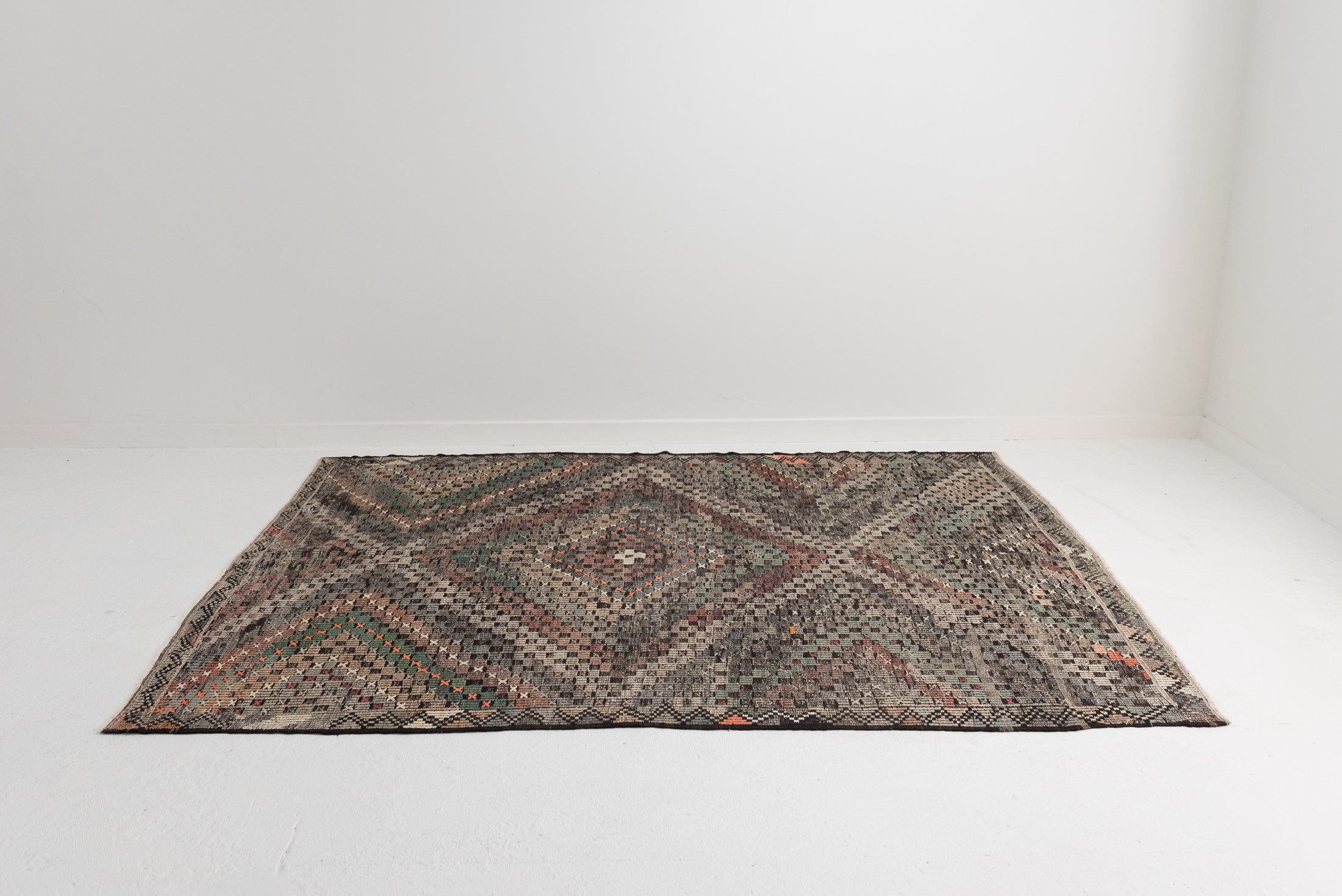 7&#39;0 x 8&#39;6 | Colorful Vintage Rug | CE-V-2903