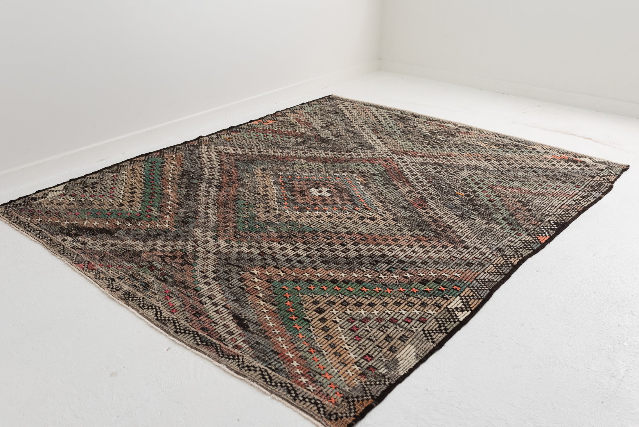 7&#39;0 x 8&#39;6 | Colorful Vintage Rug | CE-V-2903