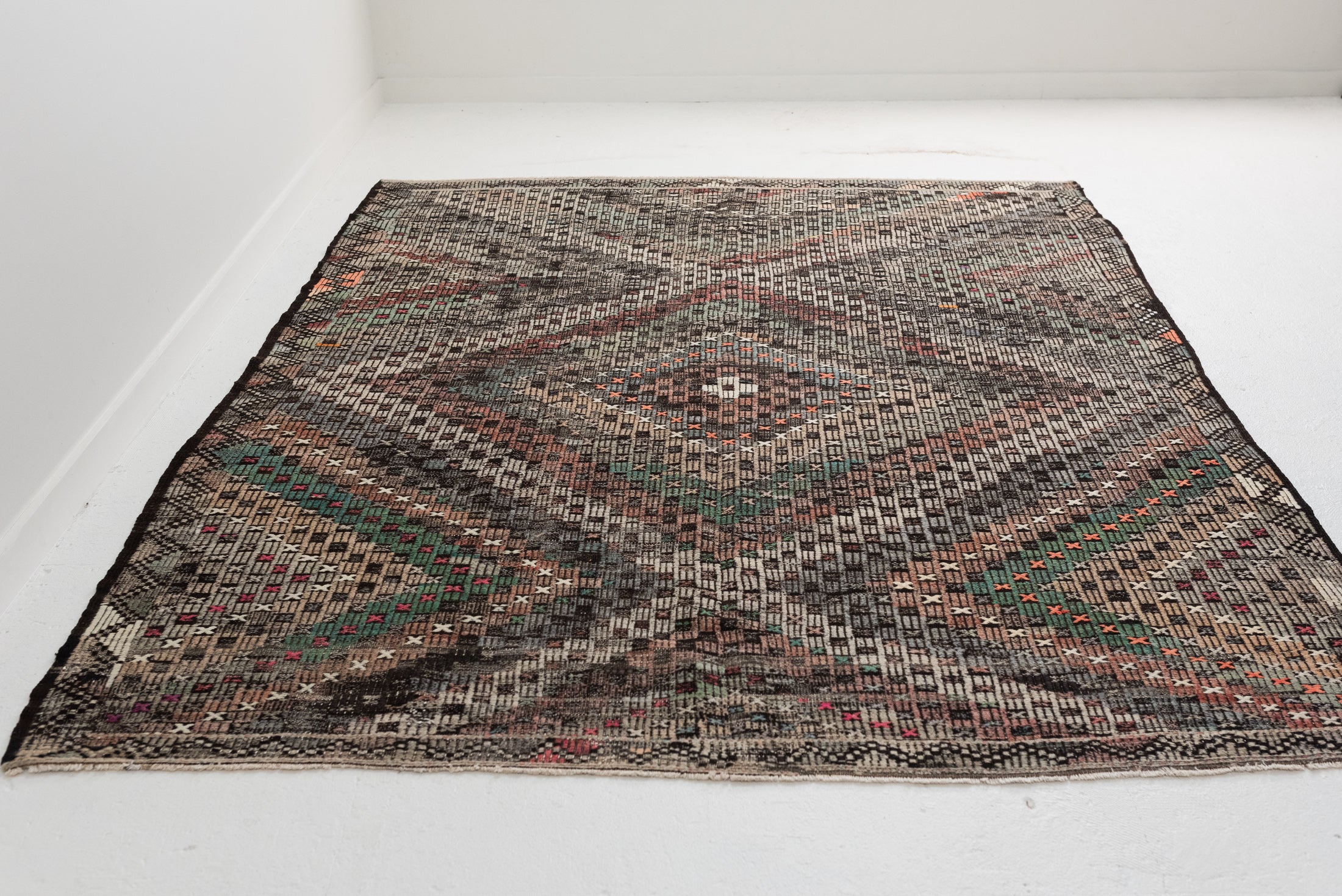 7&#39;0 x 8&#39;6 | Colorful Vintage Rug | CE-V-2903