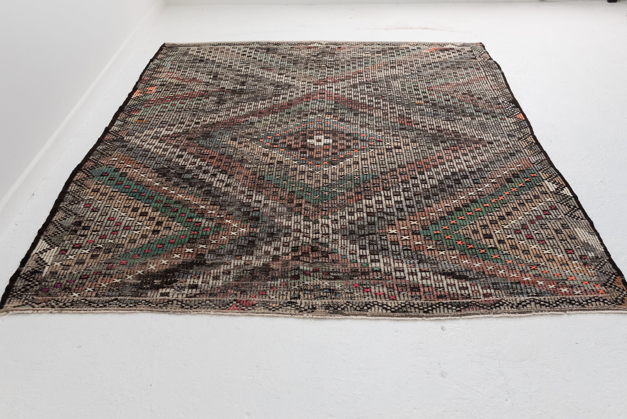 7&#39;0 x 8&#39;6 | Colorful Vintage Rug | CE-V-2903