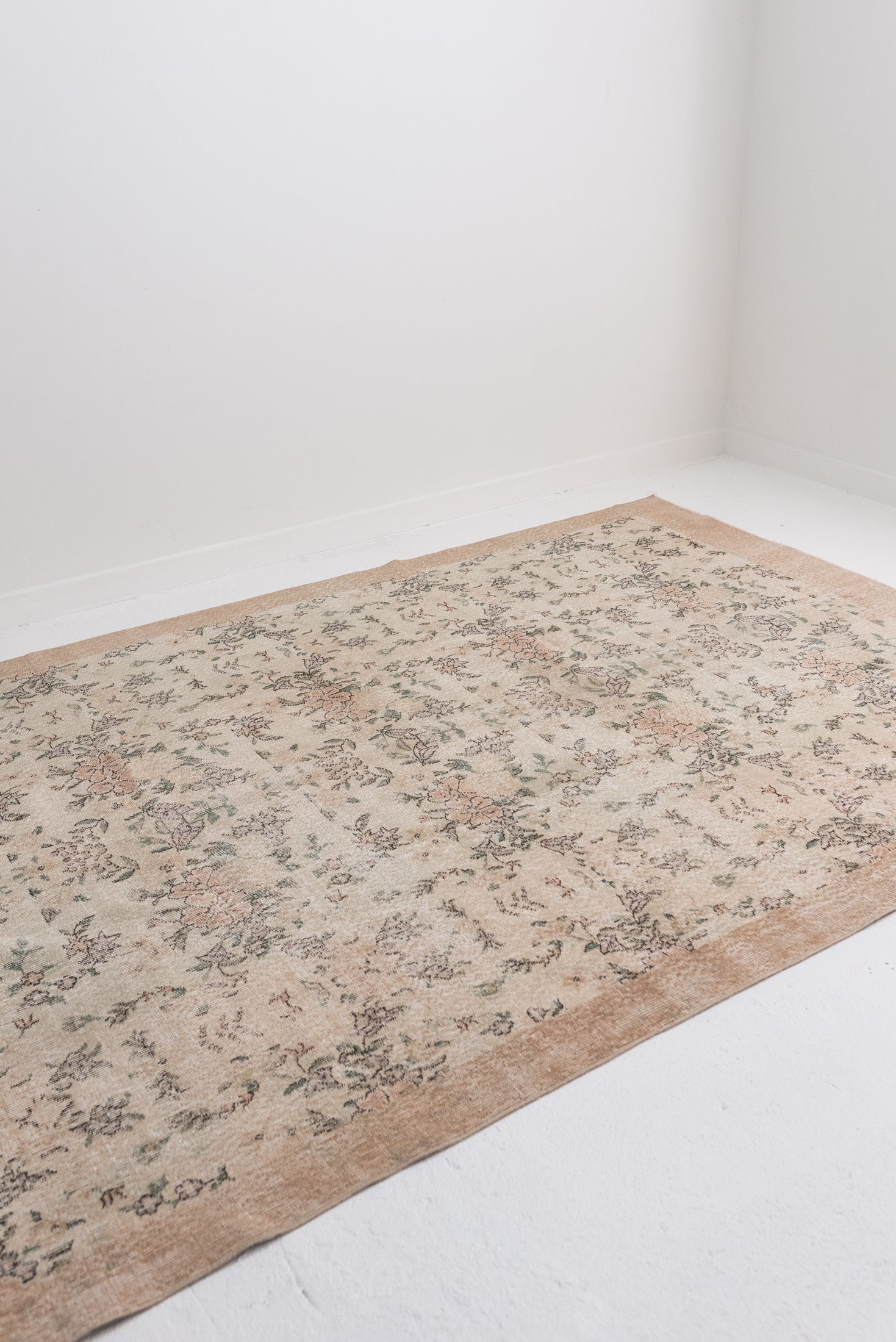 6&#39;6 x 10&#39;2 | Light Floral Vintage Rug | CE-D-2899