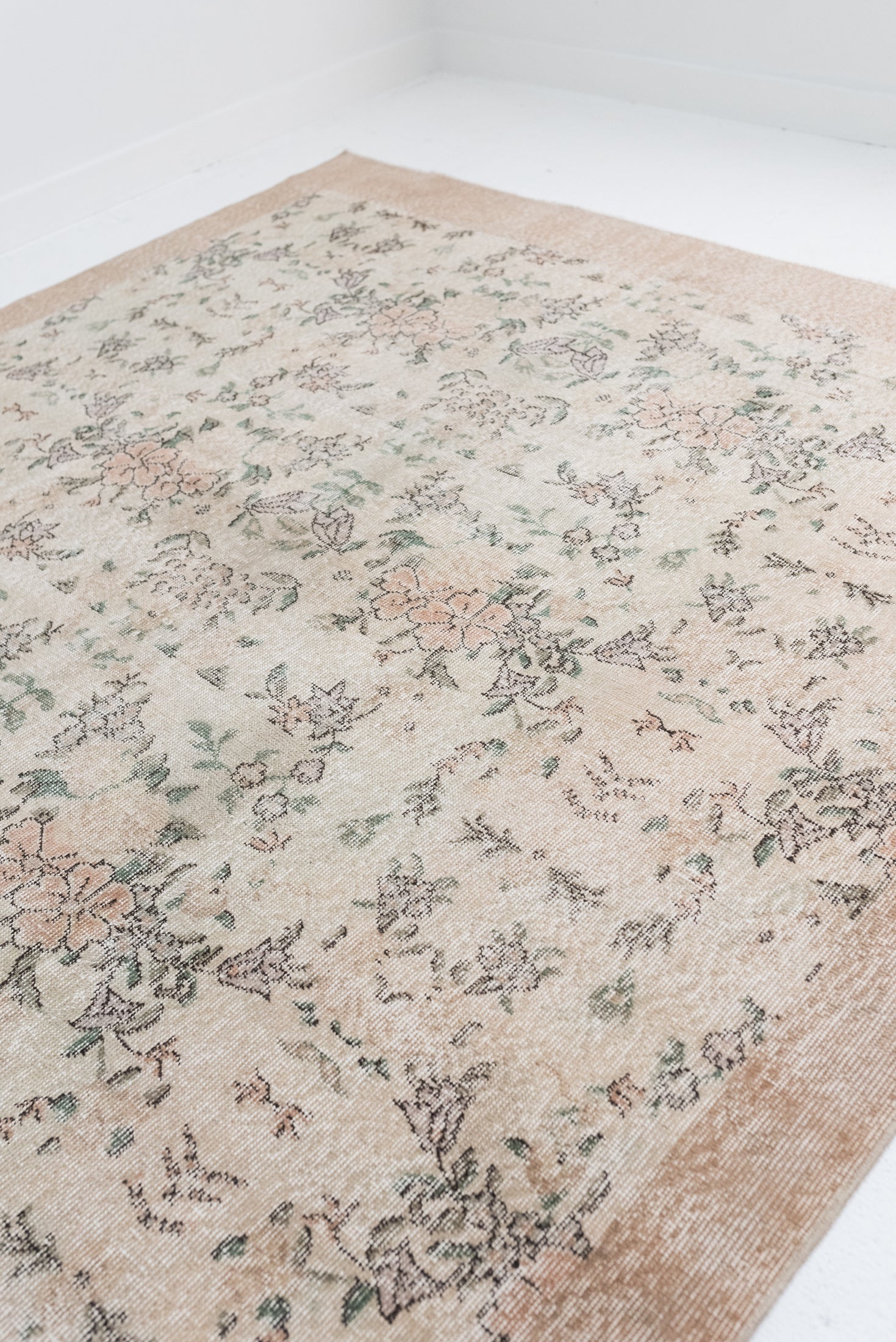 6&#39;6 x 10&#39;2 | Light Floral Vintage Rug | CE-D-2899