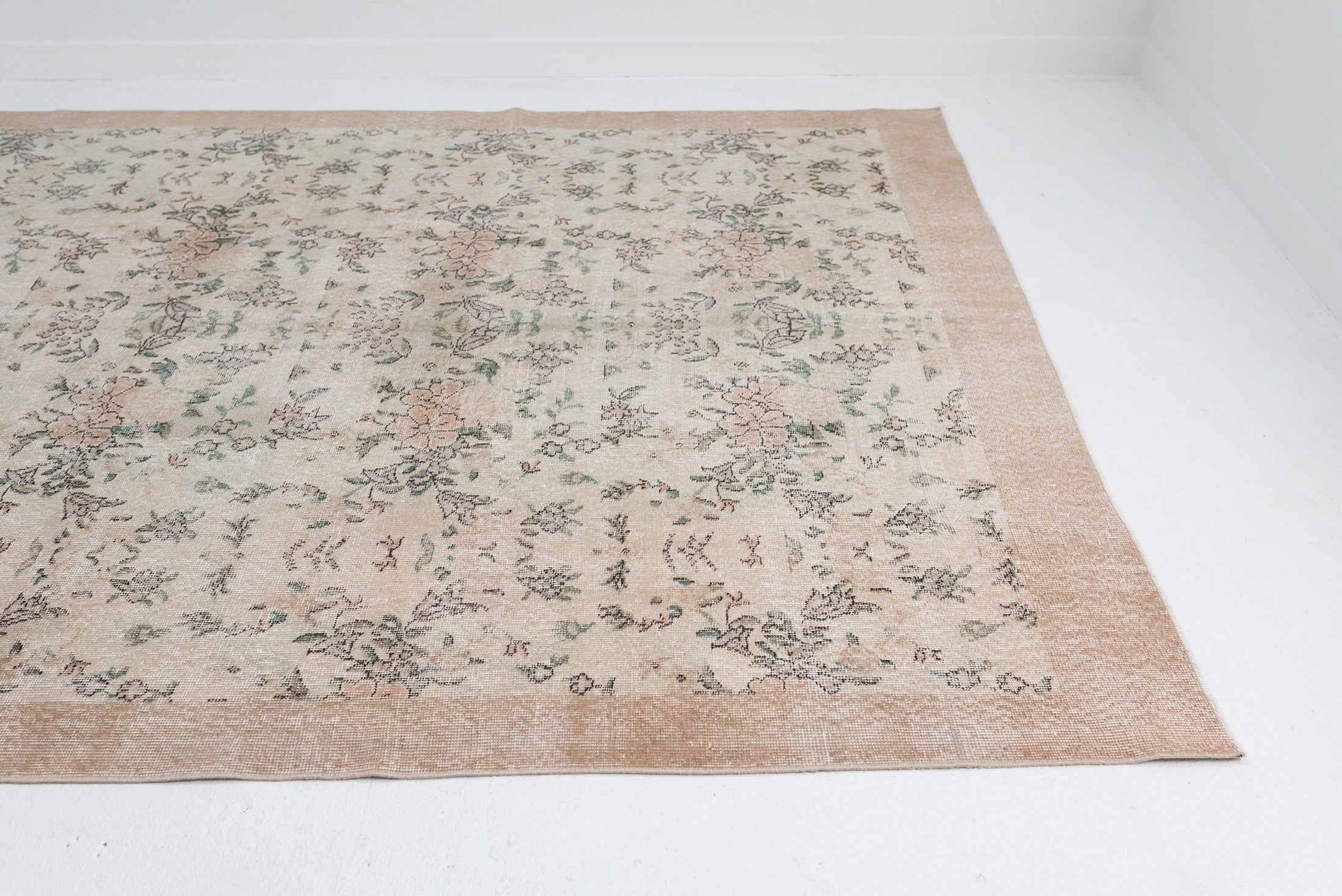 6&#39;6 x 10&#39;2 | Light Floral Vintage Rug | CE-D-2899