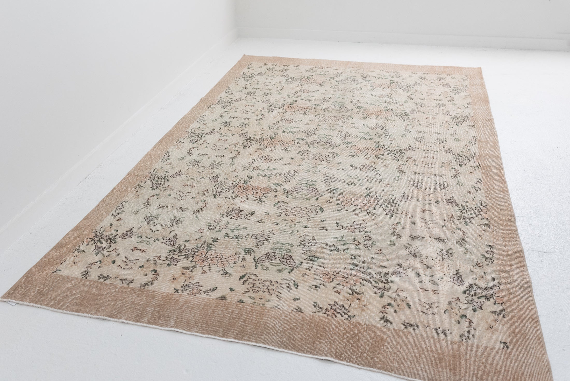 6&#39;6 x 10&#39;2 | Light Floral Vintage Rug | CE-D-2899