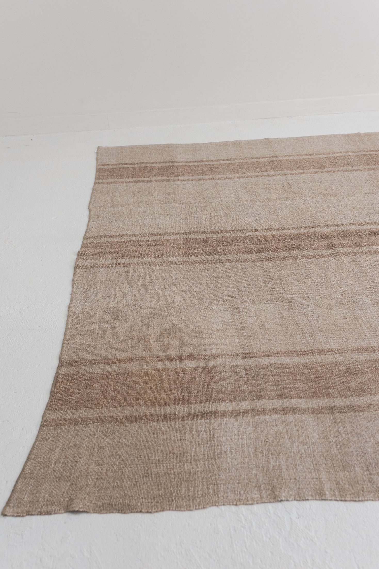 7&#39;0 x 9&#39;2 | 1940s Neutral Flatwave Rug | CE-E-2898