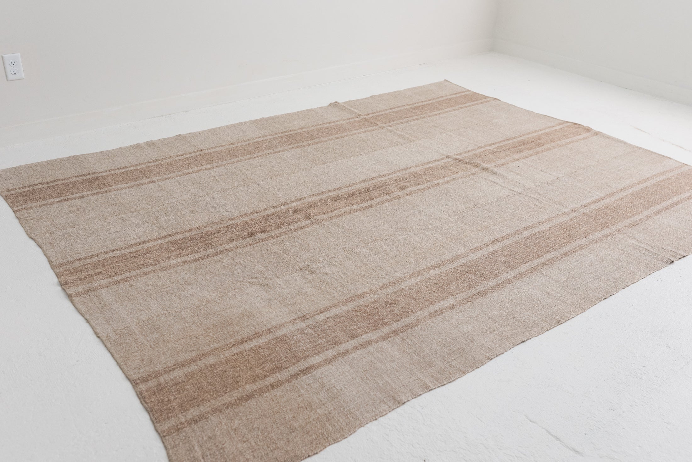 7&#39;0 x 9&#39;2 | 1940s Neutral Flatwave Rug | CE-E-2898