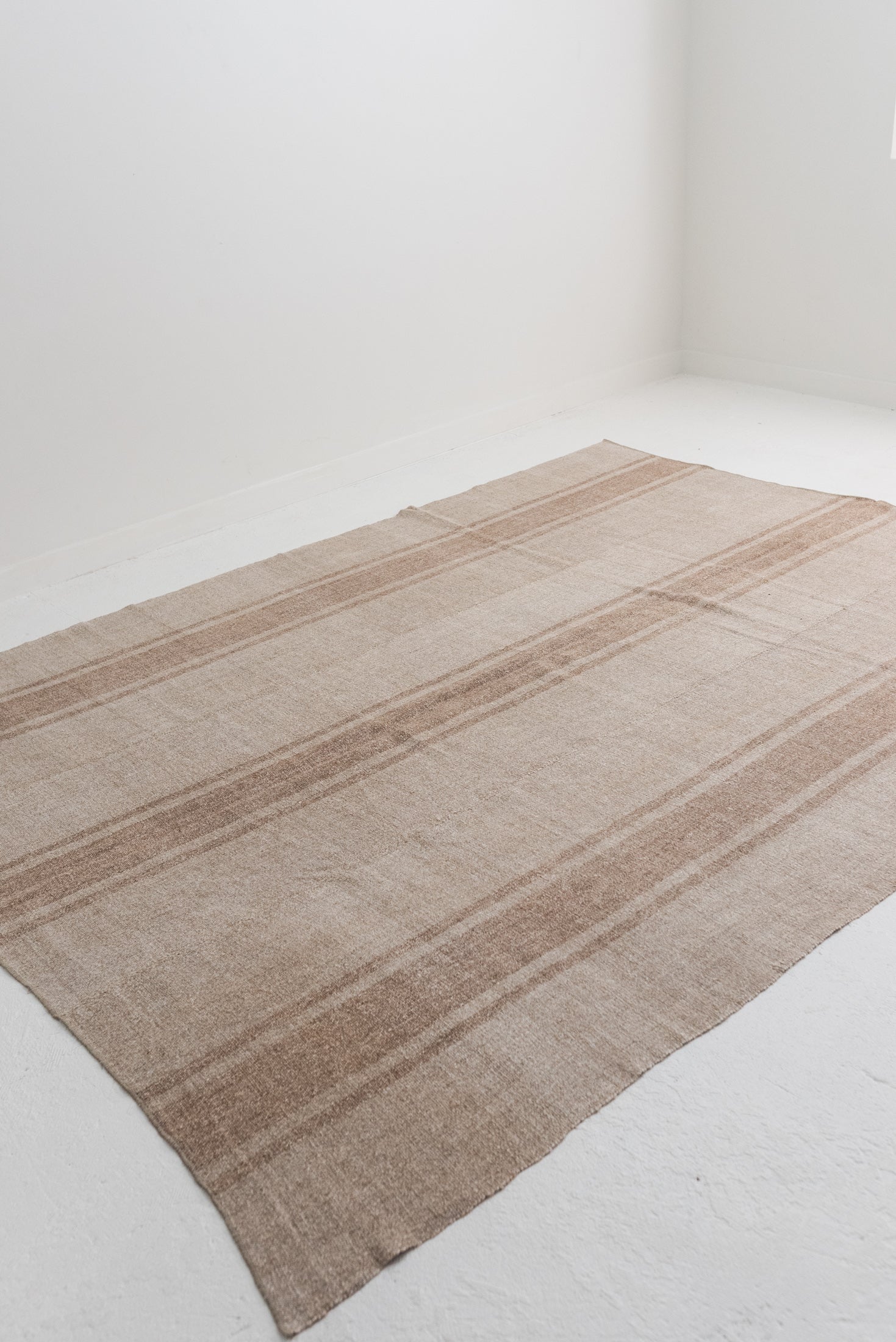 7&#39;0 x 9&#39;2 | 1940s Neutral Flatwave Rug | CE-E-2898