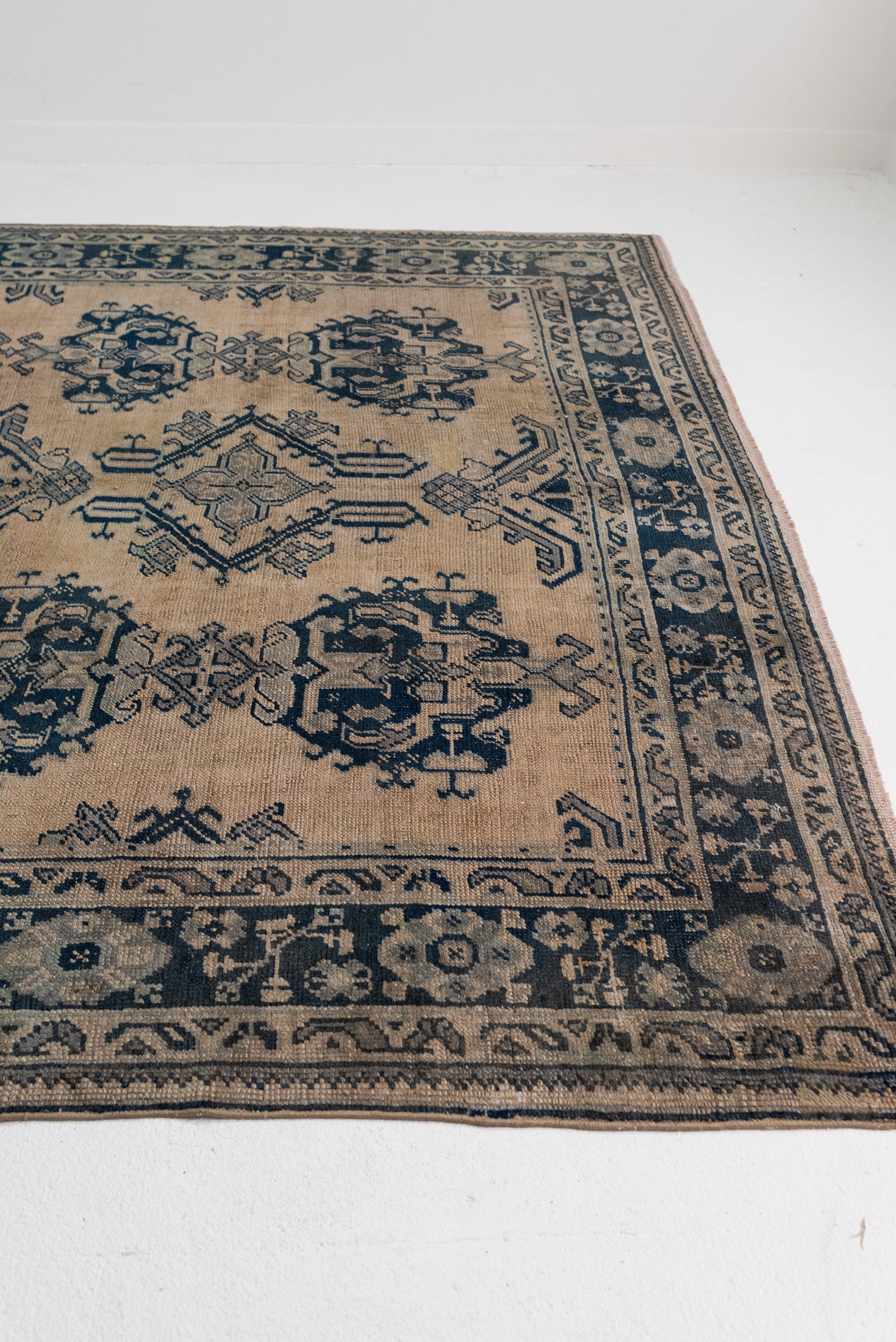 7&#39;4 x 8&#39;6 | Square Vintage Rug | CE-E-2897